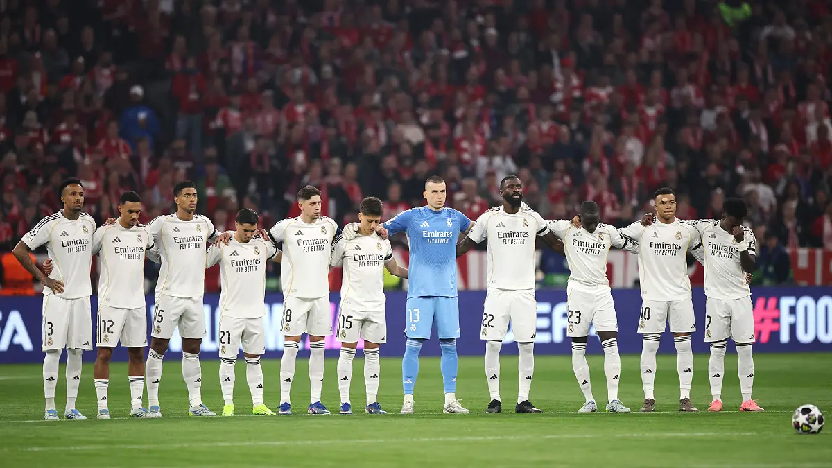 MUNICH, GERMANY - APRIL 15: Real Madrid players take part in a minute's silence in memory of Jose Emilio Santamaria prior to the UEFA Champions League 2025/26 Quarter-Final Second Leg match between FC Bayern München and Real Madrid CF at Football Arena Munich on April 15, 2026 in Munich, Germany. (Photo by Stuart Franklin - UEFA/UEFA via Getty Images)