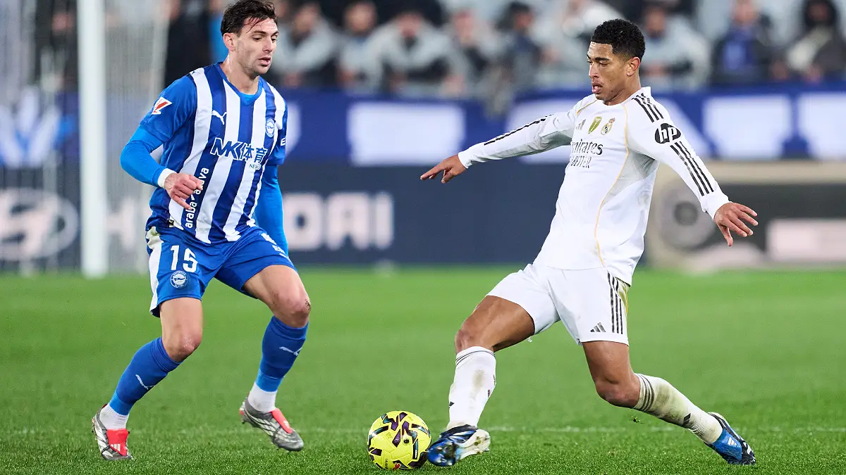 Jude Bellingham au duel avec Lucas Boye lors du Real Madrid - Alavés de la première partie de saison. (Photo by Juan Manuel Serrano Arce/Getty Images)
