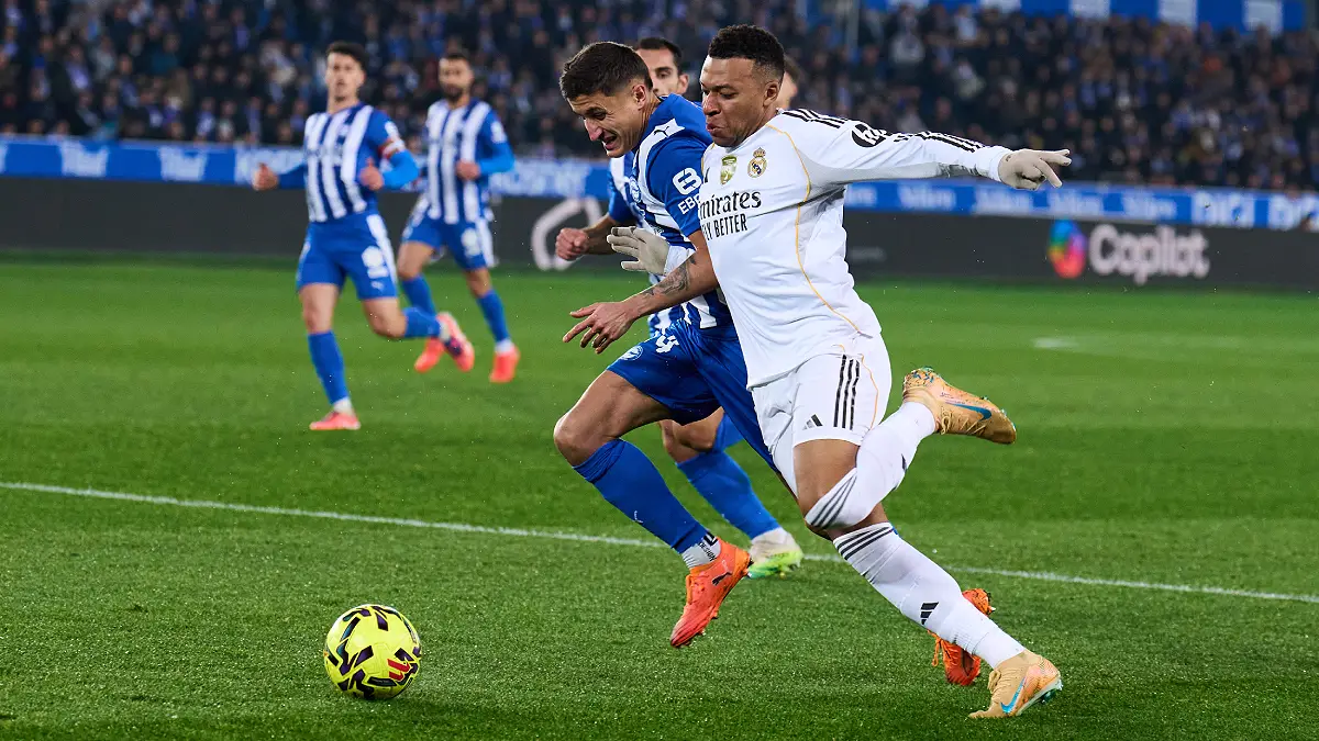 VITORIA-GASTEIZ, SPAIN - DECEMBER 14: Kylian Mbappe of Real Madrid duels for the ball with Nahuel Tenaglia of Deportivo Alaves during the LaLiga EA Sports match between Deportivo Alaves and Real Madrid CF at Estadio de Mendizorroza on December 14, 2025 in Vitoria-Gasteiz, Spain. (Photo by Juan Manuel Serrano Arce/Getty Images)