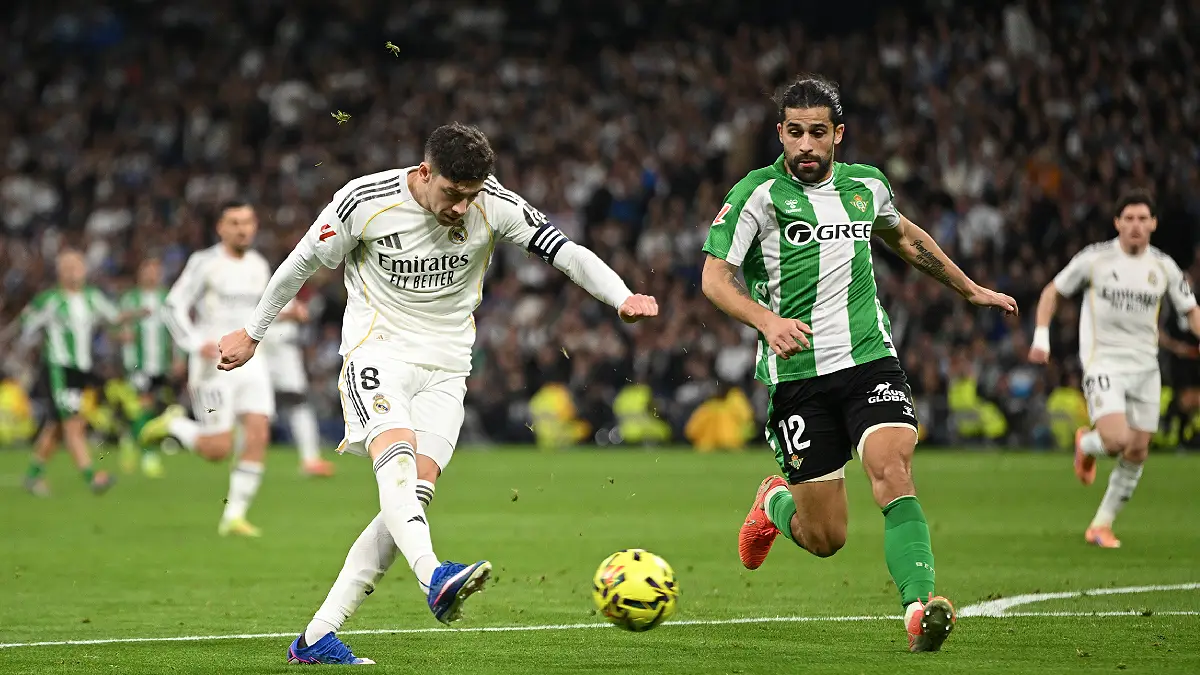 MADRID, SPAIN - JANUARY 04: Federico Valverde of Real Madrid takes a shot at goal during the LaLiga EA Sports match between Real Madrid CF and Real Betis Balompie at Estadio Santiago Bernabeu on January 04, 2026 in Madrid, Spain. (Photo by Denis Doyle/Getty Images)
