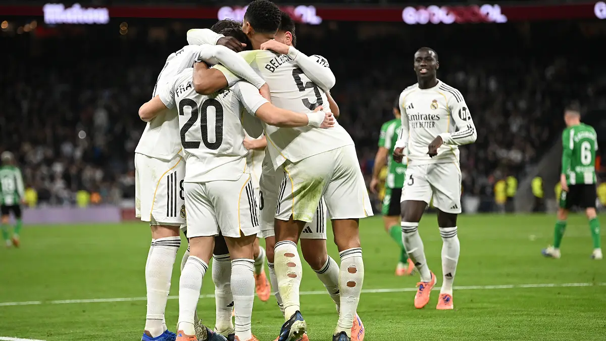 MADRID, SPAIN - JANUARY 04: Fran Garcia (unseen) of Real Madrid celebrates with teammates on scoring his team's fifth goal during the LaLiga EA Sports match between Real Madrid CF and Real Betis Balompie at Estadio Santiago Bernabeu on January 04, 2026 in Madrid, Spain. (Photo by Denis Doyle/Getty Images)
