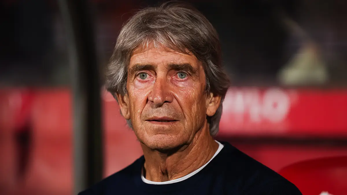 GIRONA, SPAIN - APRIL 21: Manuel Luis Pellegrini, head coach of Real Betis Balompie, looks on during the LaLiga EA Sports match between Girona FC and Real Betis Balompie at Montilivi Stadium on April 21, 2026 in Girona, Spain. (Photo by Judit Cartiel/Getty Images)