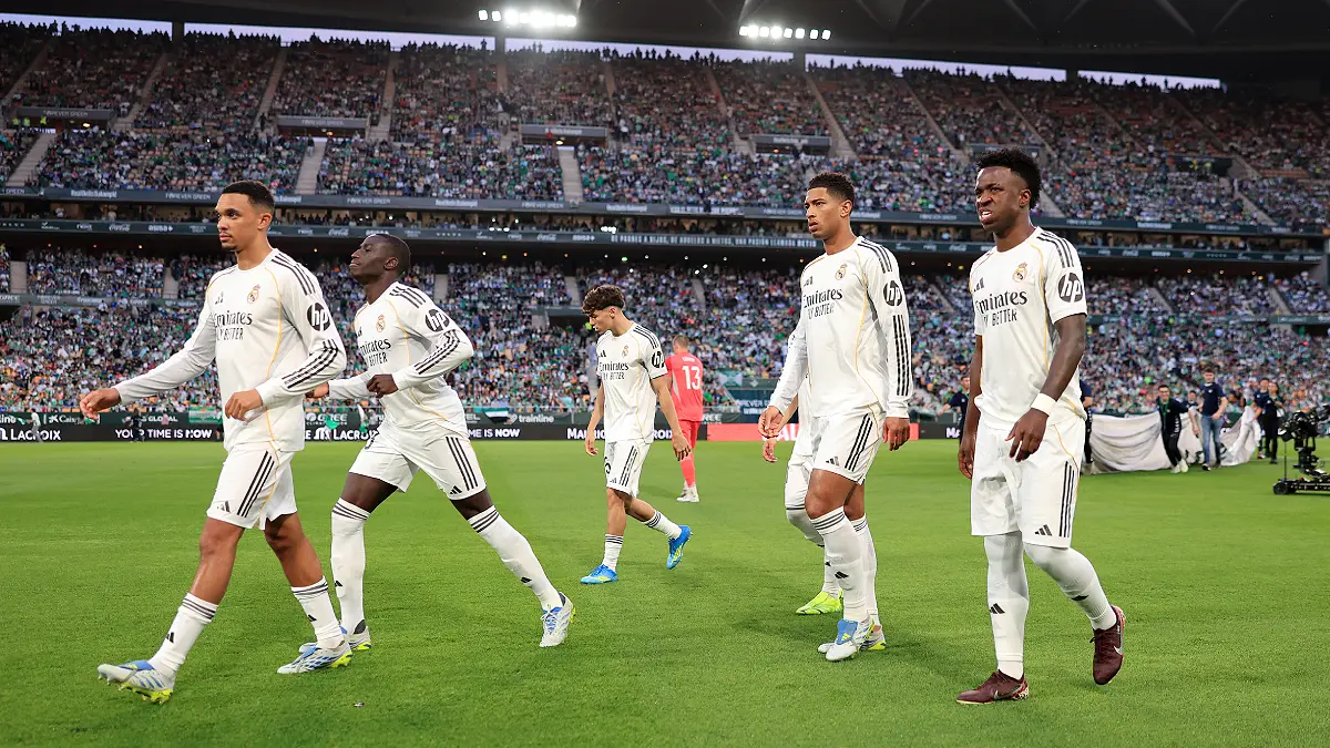 SEVILLE, SPAIN - APRIL 24: Trent Alexander-Arnold, Jude Bellingham and Vinicius Junior of Real Madrid walk onto the pitch prior to the LaLiga EA Sports match between Real Betis Balompie and Real Madrid CF at Estadio La Cartuja on April 24, 2026 in Seville, Spain. (Photo by Fran Santiago/Getty Images)