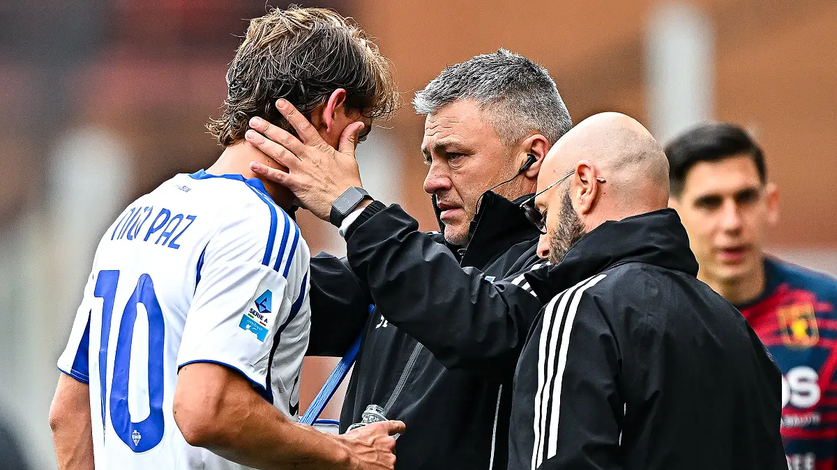 GENOA, ITALY - APRIL 26: Nico Paz of Como (left) gets checked after suffering an injury during the Serie A match between Genoa CFC and Como 1907 at Luigi Ferraris Stadium on April 26, 2026 in Genoa, Italy. (Photo by Simone Arveda/Getty Images)