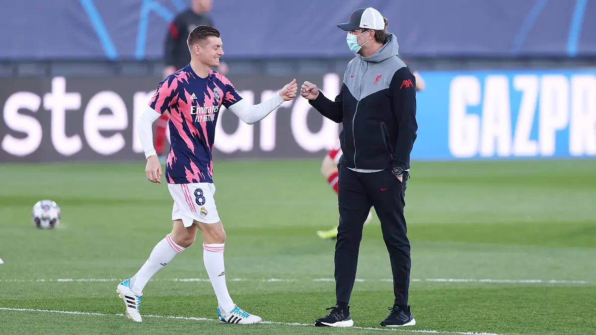 MADRID, SPAIN - APRIL 06: Toni Kroos of Real Madrid and Juergen Klopp, Manager of Liverpool interact prior to the UEFA Champions League Quarter Final match between Real Madrid and Liverpool FC at Estadio Alfredo Di Stefano on April 06, 2021 in Madrid, Spain. Sporting stadiums around Spain remain under strict restrictions due to the Coronavirus Pandemic as Government social distancing laws prohibit fans inside venues resulting in games being played behind closed doors. (Photo by Angel Martinez/Getty Images)