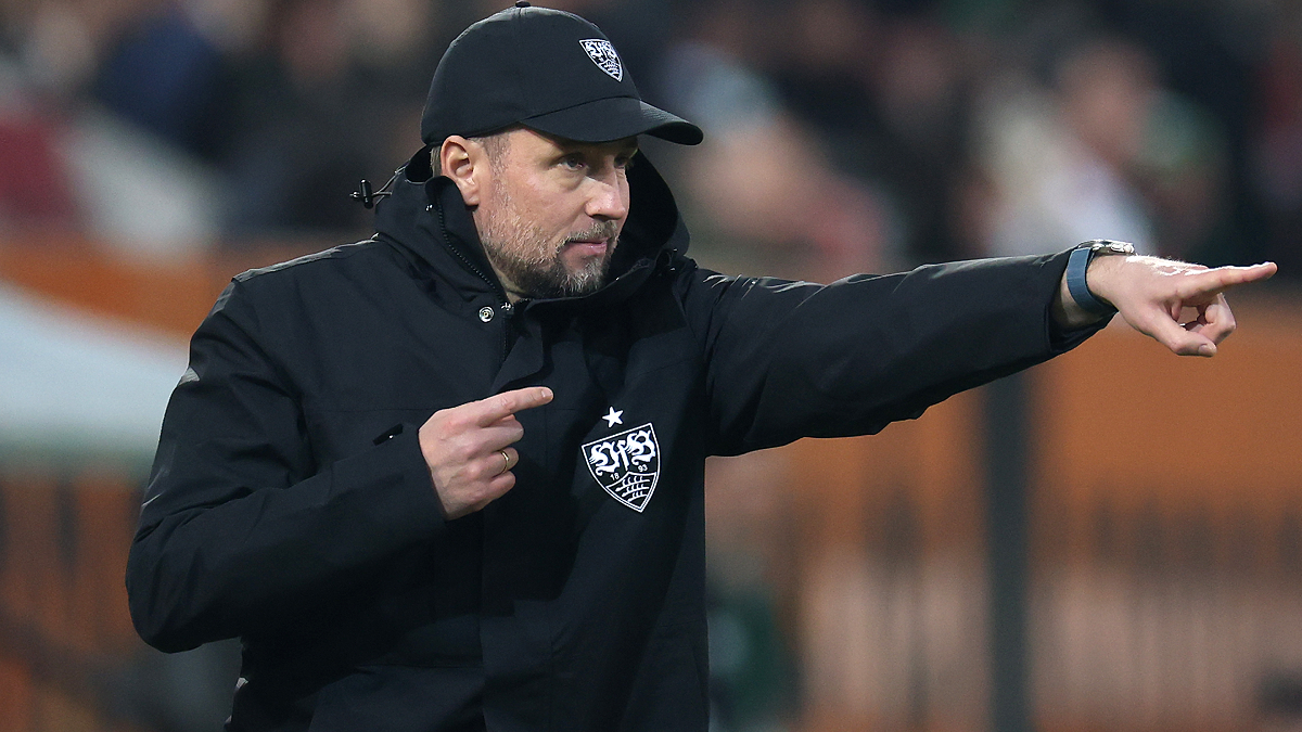 Sebastian Hoeness, entraîneur du VfB Stuttgart, lors d’une conférence de presse où il expose sa philosophie de jeu.