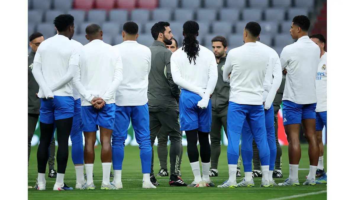 MUNICH, GERMANY - APRIL 14: Alvaro Arbeloa, Head Coach of Real Madrid, speaks to his players during a Real Madrid Training Session prior their UEFA Champions League 2025/26 quarter-final second leg match at Football Arena Munich on April 14, 2026 in Munich, Germany. (Photo by Alex Grimm/Getty Images)