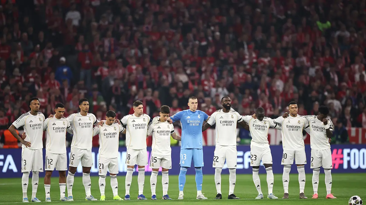 MUNICH, GERMANY - APRIL 15: Real Madrid players take part in a minute's silence in memory of Jose Emilio Santamaria prior to the UEFA Champions League 2025/26 Quarter-Final Second Leg match between FC Bayern München and Real Madrid CF at Football Arena Munich on April 15, 2026 in Munich, Germany. (Photo by Stuart Franklin - UEFA/UEFA via Getty Images)
