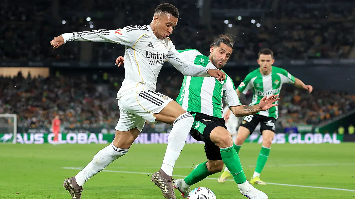 SEVILLE, SPAIN - APRIL 24: Kylian Mbappe of Real Madrid runs with the ball while under pressure from Ricardo Rodriguez of Real Betis during the LaLiga EA Sports match between Real Betis Balompie and Real Madrid CF at Estadio La Cartuja on April 24, 2026 in Seville, Spain. (Photo by Fran Santiago/Getty Images)