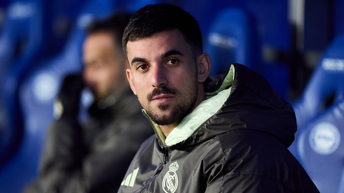 VITORIA-GASTEIZ, SPAIN - DECEMBER 14: Daniel Ceballos of Real Madrid looks on prior to the LaLiga EA Sports match between Deportivo Alaves and Real Madrid CF at Estadio de Mendizorroza on December 14, 2025 in Vitoria-Gasteiz, Spain. (Photo by Juan Manuel Serrano Arce/Getty Images)