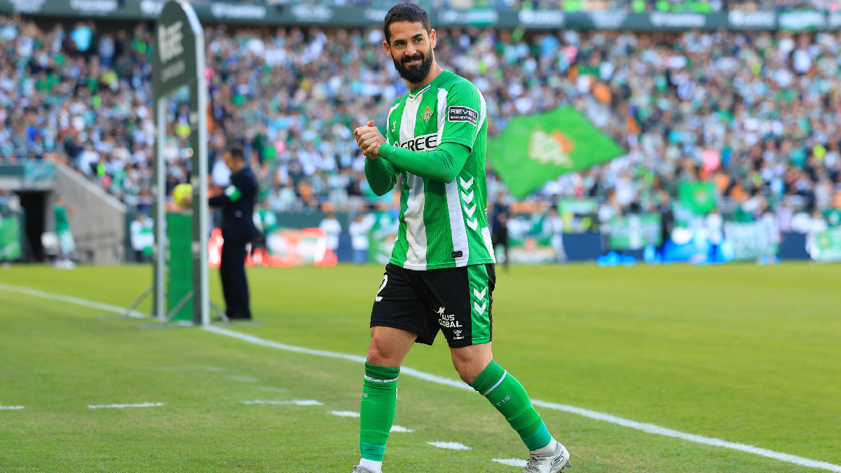 SEVILLE, SPAIN - NOVEMBER 23: Isco of Real Betis applauds the fans prior to the LaLiga EA Sports match between Real Betis Balompie and Girona FC at Estadio La Cartuja on November 23, 2025 in Seville, Spain. (Photo by Fran Santiago/Getty Images)