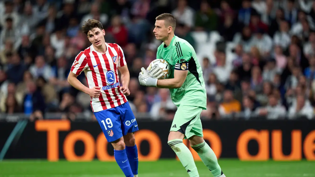 MADRID, SPAIN - MARCH 22: Andriy Lunin of Real Madrid catches the ball in front of Julián Alvarez of Atletico de Madrid during the LaLiga EA Sports match between Real Madrid CF and Atletico de Madrid at Estadio Santiago Bernabeu on March 22, 2026 in Madrid, Spain. (Photo by Angel Martinez/Getty Images)