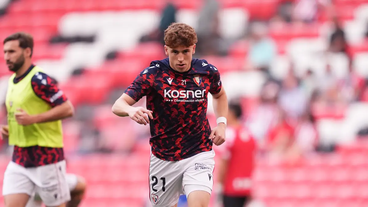 Victor Muñoz, ancien joueur du Real Madrid, vêtu de son maillot d'entraînement, s'échauffe avant la rencontre de Liga entre l'Athletic Bilbao et Osasuna.