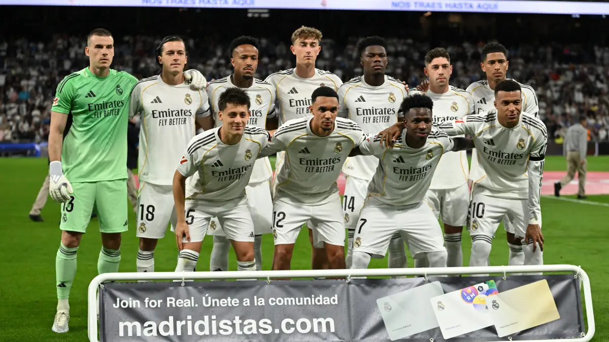MADRID, SPAIN - APRIL 21: Real Madrid players pose for a team photo during the LaLiga EA Sports match between Real Madrid CF and Deportivo Alaves at Estadio Santiago Bernabeu on April 21, 2026 in Madrid, Spain. (Photo by Denis Doyle/Getty Images)