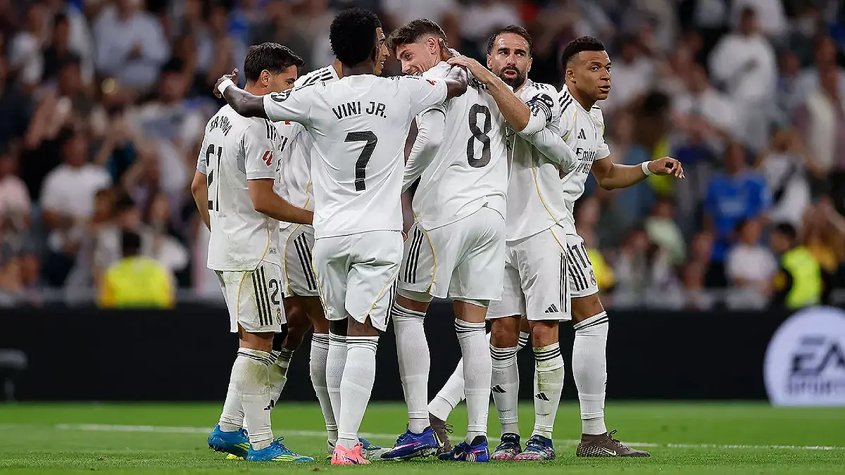 Les joueurs du Real Madrid d'Arbeloa se congratulent après le but de Valverde face à Girona (realmadrid.com)