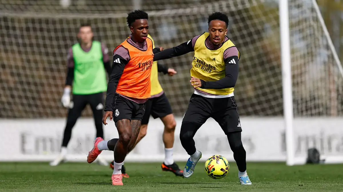  Vinicius Jr s’étire à Valdebebas avant le déplacement à Majorque  (realmadrid.com)