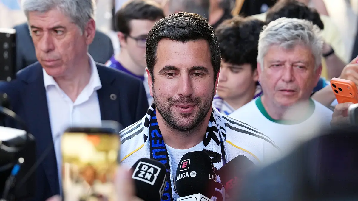 Enrique Riquelme devant le Bernabéu avant le dernier match de la saison.