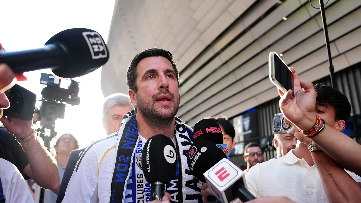 Enrique Riquelme devant le Santiago Bernabéu avant le dernier match de la saison.