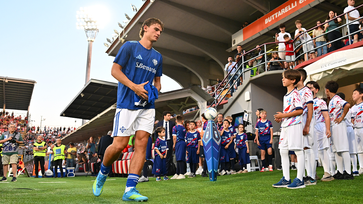 CREMONA, ITALY - MAY 24: Nico Paz of Como 1907 enters the bench before during the Serie A match between US Cremonese and Como 1907 at Stadio Giovanni Zini on May 24, 2026 in Cremona, Italy. (Photo by Marco M. Mantovani/Getty Images)