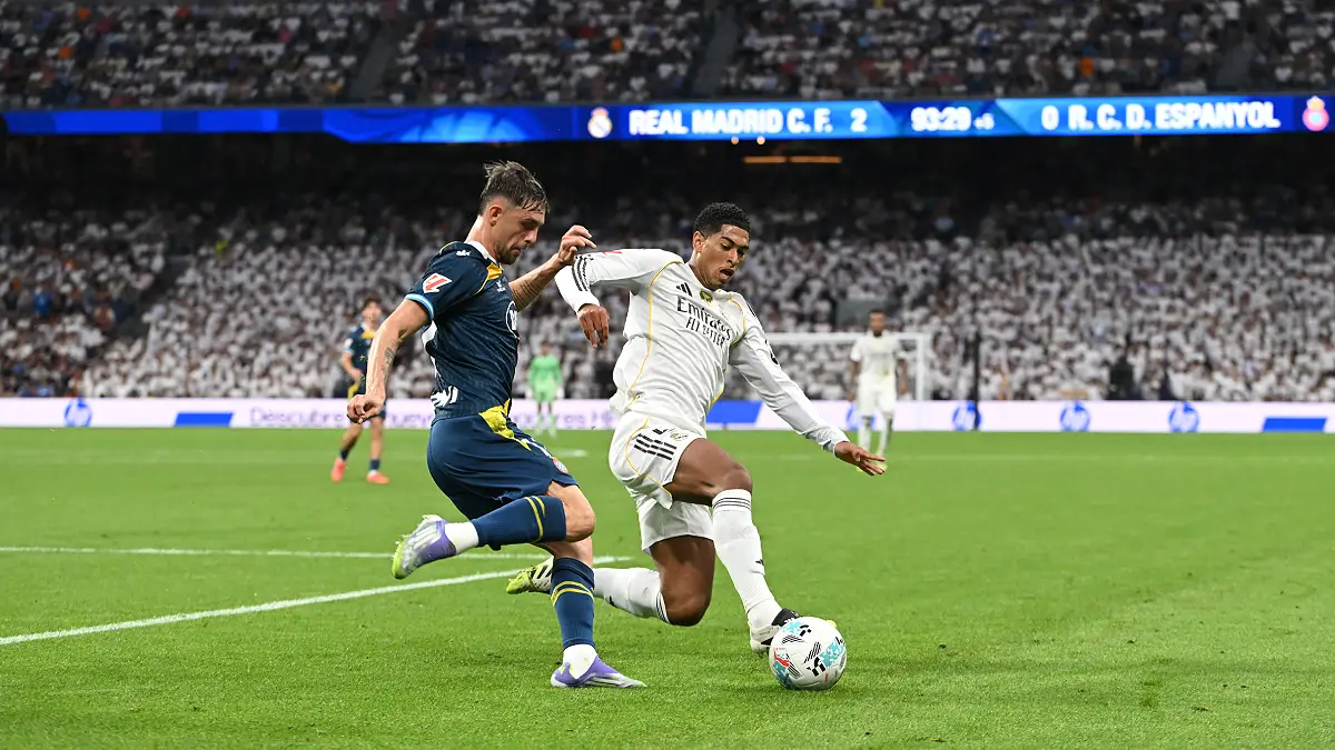 MADRID, SPAIN - SEPTEMBER 20: Jofre Carreras of RCD Espanyol is tackled by Jude Bellingham of Real Madrid during the LaLiga EA Sports match between Real Madrid CF and RCD Espanyol de Barcelona at Estadio Santiago Bernabeu on September 20, 2025 in Madrid, Spain. (Photo by Denis Doyle/Getty Images)