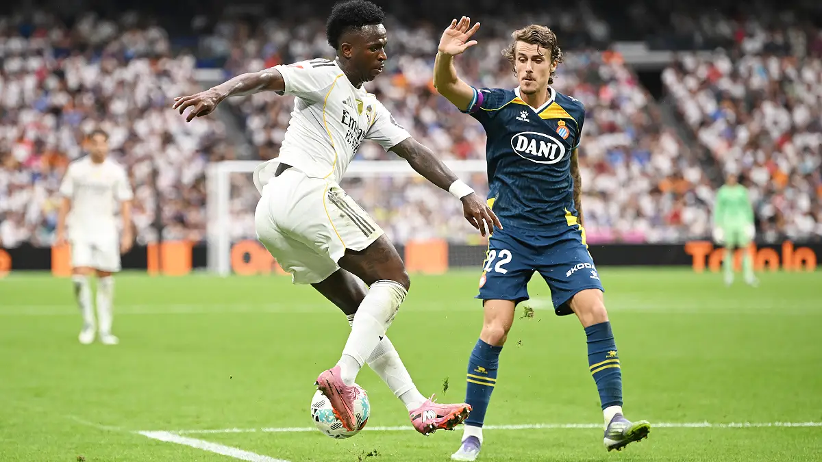 MADRID, SPAIN - SEPTEMBER 20: Vinicius Junior of Real Madrid controls the ball during the LaLiga EA Sports match between Real Madrid CF and RCD Espanyol de Barcelona at Estadio Santiago Bernabeu on September 20, 2025 in Madrid, Spain. (Photo by Denis Doyle/Getty Images)