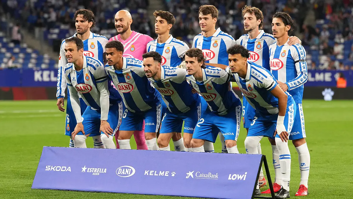 BARCELONA, SPAIN - APRIL 27: Players of RCD Espanyol pose for a team photograph prior to the LaLiga EA Sports match between RCD Espanyol de Barcelona and Real Madrid at RCDE Stadium on April 27, 2026 in Barcelona, Spain. (Photo by Alex Caparros/Getty Images)