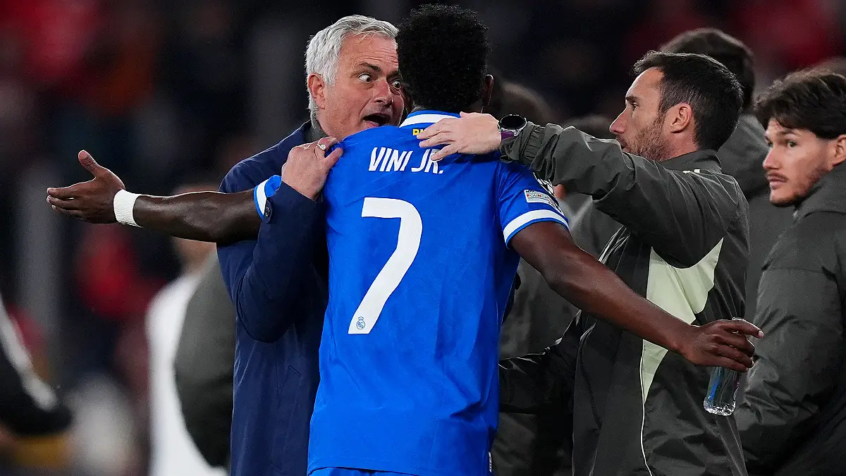 LISBON, PORTUGAL - FEBRUARY 17: Jose Mourinho, Head Coach of Benfica, speaks to Vinicius Jr of Real Madrid during the UEFA Champions League 2025/26 League Knockout Play-off First Leg match between SL Benfica and Real Madrid C.F. at Estadio do SL Benfica on February 17, 2026 in Lisbon, Portugal. (Photo by Angel Martinez/Getty Images)