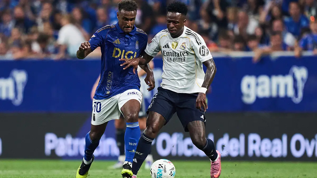 « Vinicius Junior du Real Madrid tente de dribbler un défenseur du Real Oviedo lors du match du 24 août 2025 au stade Carlos Tartiere. »(Photo by Juan Manuel Serrano Arce/Getty Images)