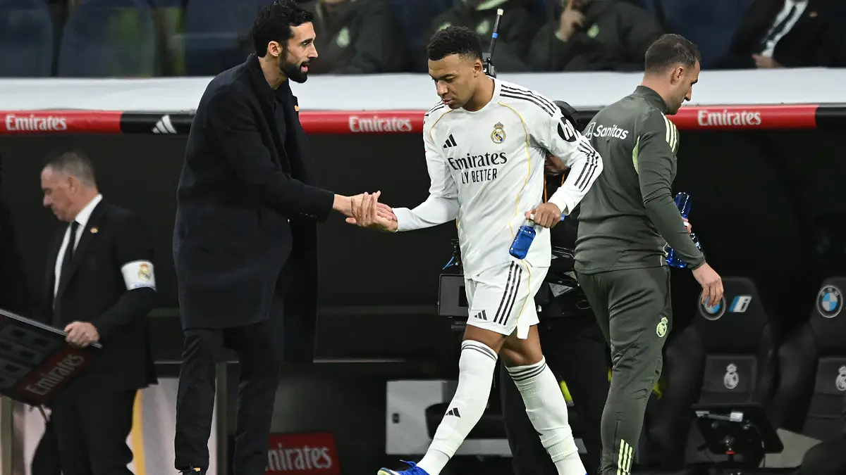 MADRID, SPAIN - JANUARY 17: Alvaro Arbeloa, Head Coach of Real Madrid, congratulates Kylian Mbappe of Real Madrid for scoring the teams first goal during the LaLiga EA Sports match between Real Madrid CF and Levante UD at Estadio Santiago Bernabeu on January 17, 2026 in Madrid, Spain. (Photo by Denis Doyle/Getty Images)