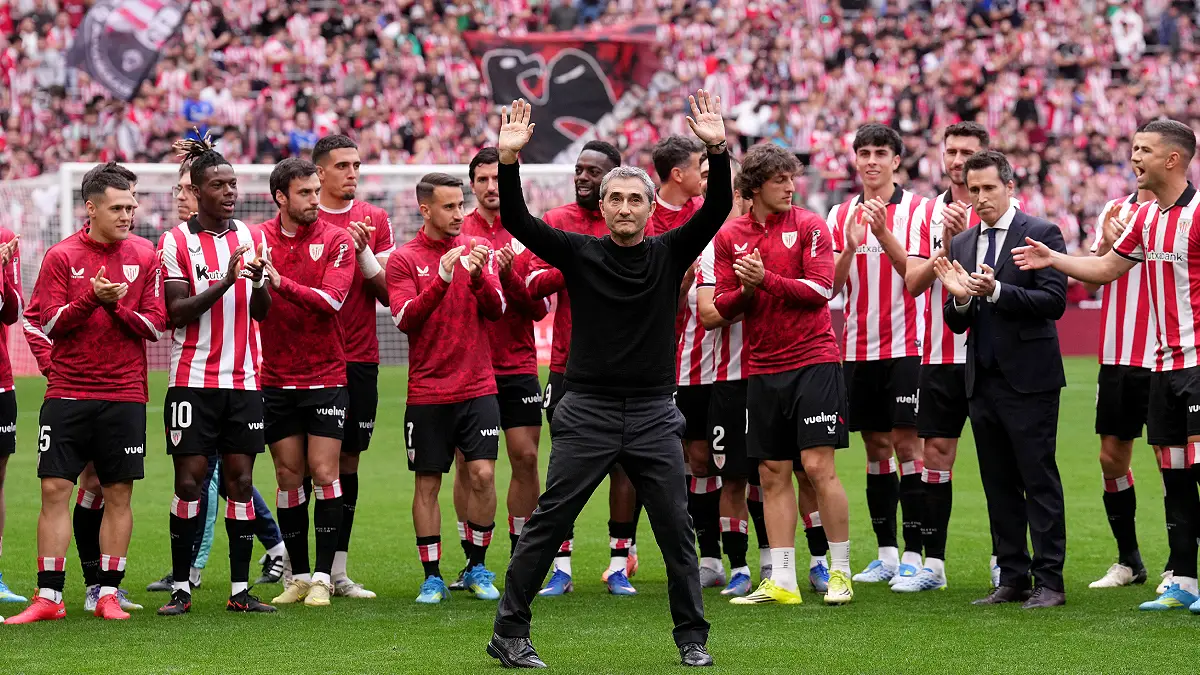 BILBAO, SPAIN - MAY 10: Ernesto Valverde, Head Coach of Athletic Club, acknowledges the fans prior to the LaLiga EA Sports match between Athletic Club and Valencia CF at Estadio de San Mames on May 10, 2026 in Bilbao, Spain. (Photo by Juan Manuel Serrano Arce/Getty Images)