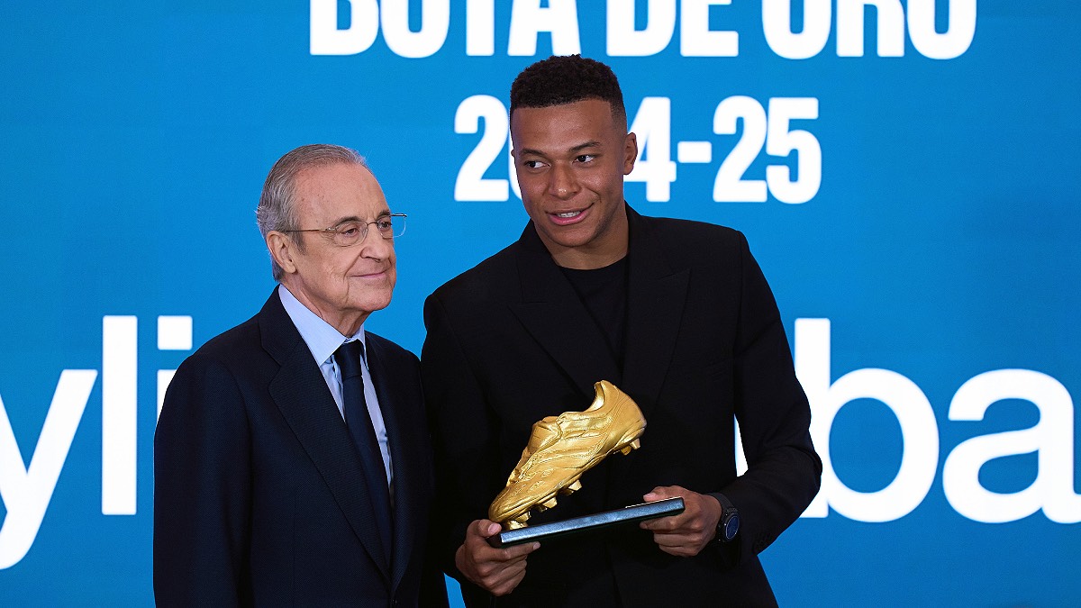 MADRID, SPAIN - OCTOBER 31: Kylian Mbappé of Real Madrid poses with Florentino Perez, President of Real Madrid, after receiving the Golden Boot 2024-2025 Trophy at Estadio Santiago Bernabeu on October 31, 2025 in Madrid, Spain. (Photo by Angel Martinez/Getty Images)