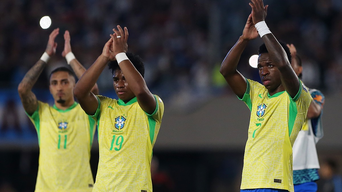 BUENOS AIRES, ARGENTINA - MARCH 25: Endrick (L) and Vinicius Junior of Brésil (R) react after the team's defeat in the South of American FIFA World Cup 2026 Qualifier between Argentina and Brazil at Estadio Más Monumental Antonio Vespucio Liberti on March 25, 2025 in Buenos Aires, Argentina. (Photo by Daniel Jayo/Getty Images)