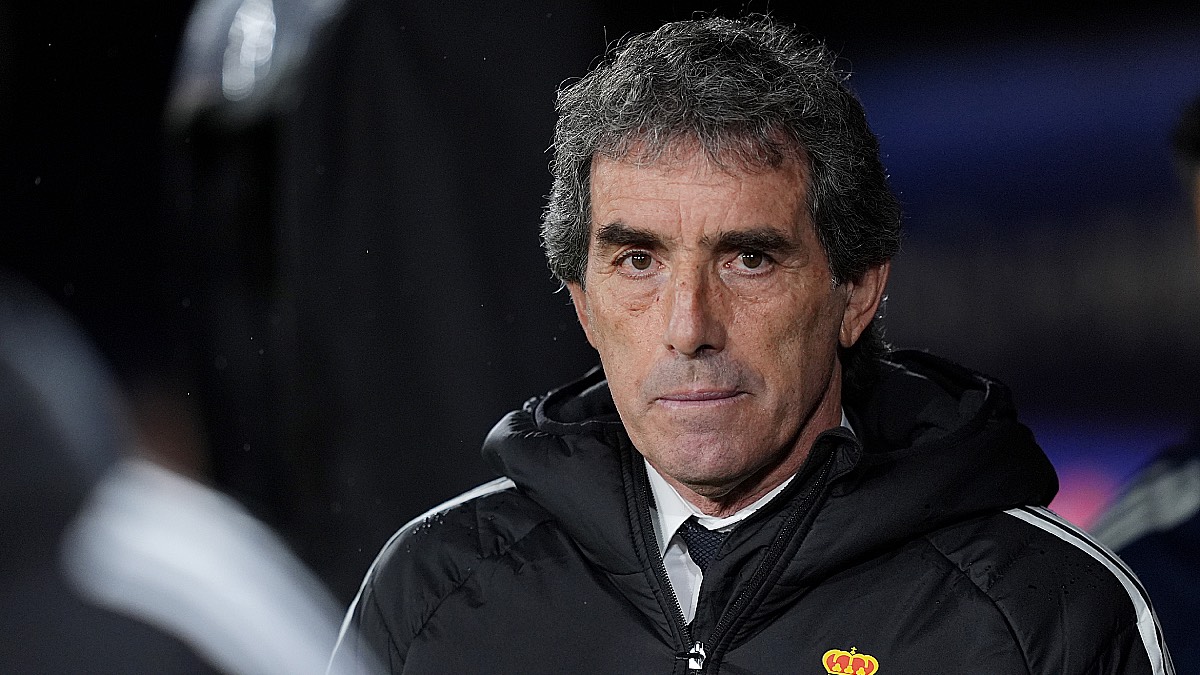PAMPLONA, SPAIN - JANUARY 17: Guillermo Almada, Head Coach of Real Oviedo, looks on prior to the LaLiga EA Sports match between CA Osasuna and Real Oviedo at Estadio El Sadar on January 17, 2026 in Pamplona, Spain. (Photo by Juan Manuel Serrano Arce/Getty Images)