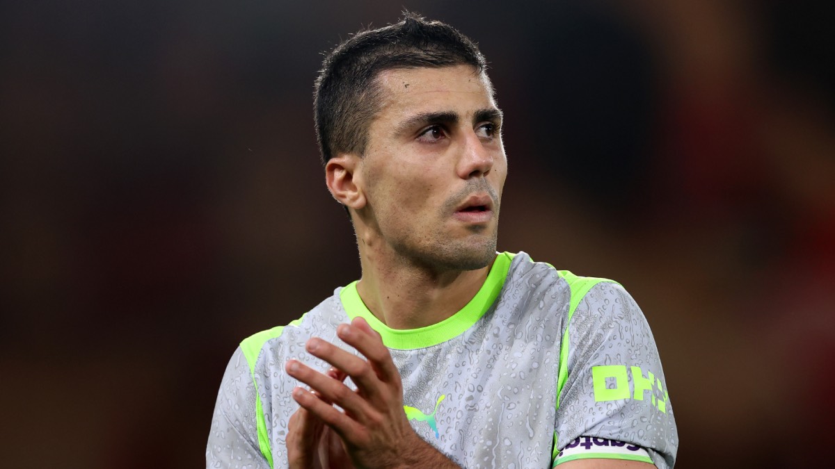 Rodri contrôle le milieu de terrain de Manchester City, profil recherché par le Real Madrid . (Photo by Michael Steele/Getty Images)