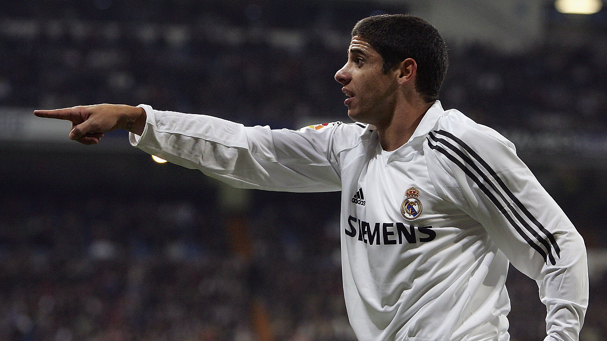 MADRID, SPAIN - JANUARY 12: Cicinho of Real Madrid points at a linesman during the Copa del Rey, Fifth Round, Second Leg match between Real Madrid and Athletic Bilbao at the Santiago Bernabeu stadium on January 12, 2006, in Madrid, Spain. (Photo by Denis Doyle/Getty Images)
