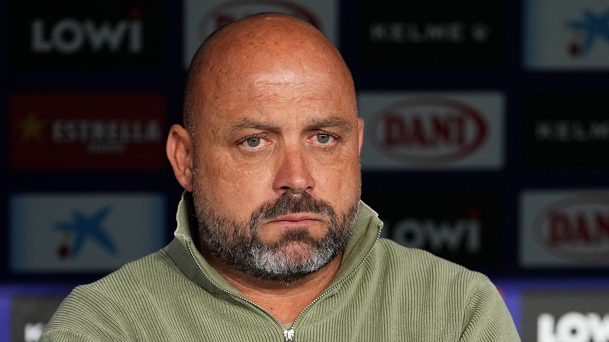 BARCELONA, SPAIN - APRIL 27: Manolo Gonzalez, Head Coach of RCD Espanyol, looks on during the LaLiga EA Sports match between RCD Espanyol de Barcelona and Levante UD at RCDE Stadium on April 27, 2026 in Barcelona, Spain. (Photo by Alex Caparros/Getty Images)