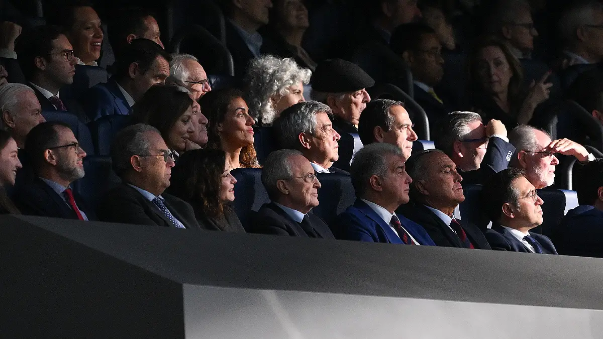 MADRID, SPAIN - OCTOBER 26: President of the Comunity Of Madrid, Isabel Diaz Ayuso, Real Madrid President, Florentino Perez and FC Barcelona President, Joan Laporta, look on during the LaLiga EA Sports match between Real Madrid CF and FC Barcelona at Estadio Santiago Bernabeu on October 26, 2025 in Madrid, Spain. (Photo by David Ramos/Getty Images)