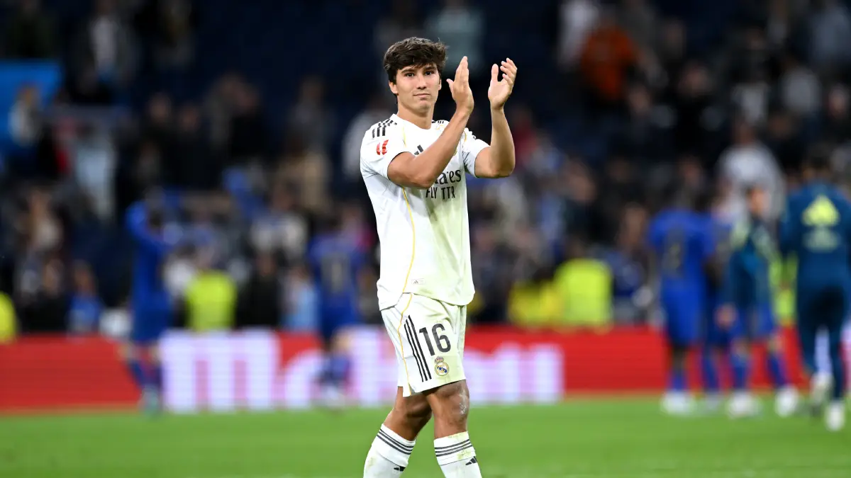 MADRID, SPAIN - MAY 14: Gonzalo Garcia of Real Madrid applauds the fans after the team's victory in the LaLiga EA Sports match between Real Madrid CF and Real Oviedo at Estadio Santiago Bernabeu on May 14, 2026 in Madrid, Spain. (Photo by Denis Doyle/Getty Images)