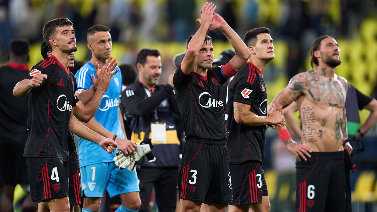 Akor Adams célèbre son but décisif contre Villarreal au stade de la Cerámica, illustrant la dynamique offensive de Séville.  (Photo by Mateo Villalba Sanchez/Getty Images)