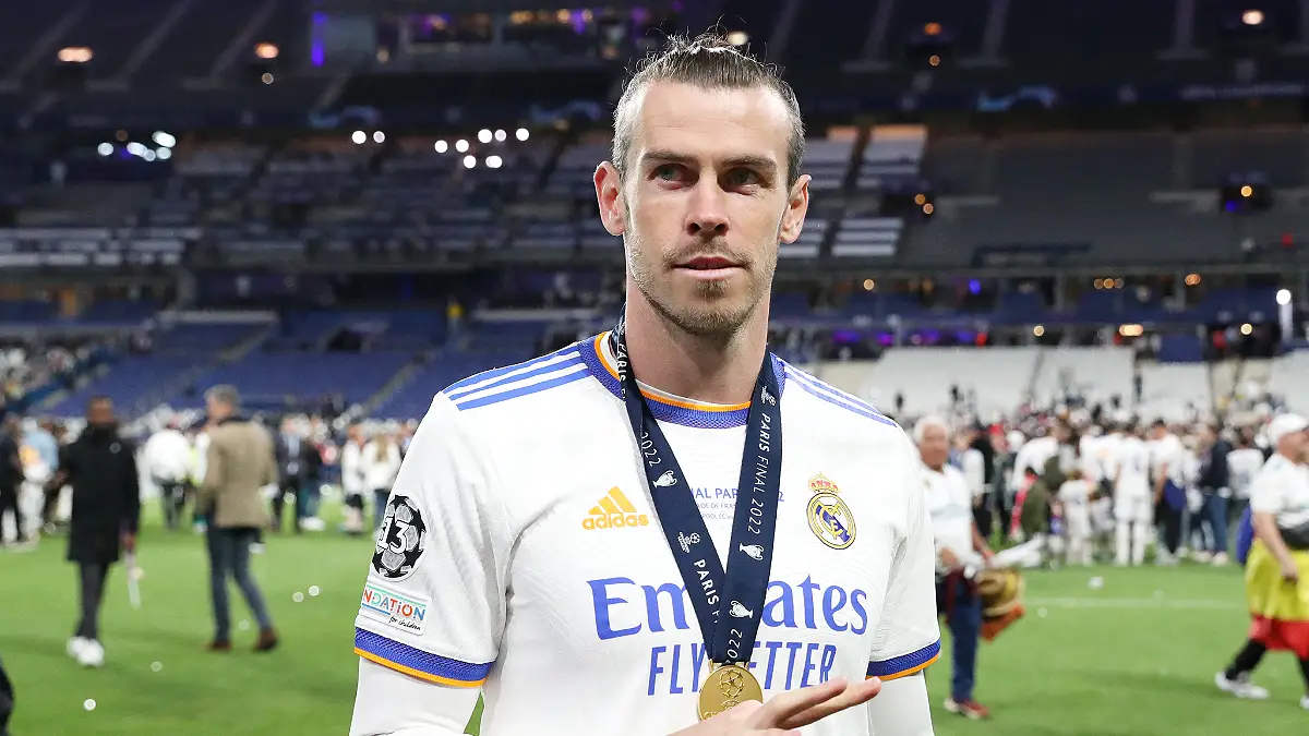  Gareth Bale, visage pensif, lors de la finale de LDC en 2022 PARIS, FRANCE - MAY 28: Gareth Bale of Real Madrid reacts following their sides victory in the UEFA Champions League final match between Liverpool FC and Real Madrid at Stade de France on May 28, 2022 in Paris, France. (Photo by Catherine Ivill/Getty Images)
