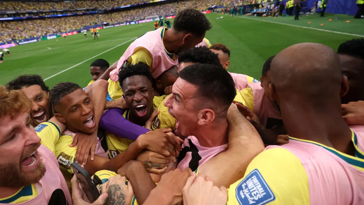HOUSTON, TEXAS - JUNE 29: Gabriel Martinelli #22 of Brazil celebrates with teammates after scoring the team's second goal during the FIFA World Cup 2026 Round Of 32 match between Brazil and Japan at Houston Stadium on June 29, 2026 in Houston, Texas. (Photo by Lars Baron/Getty Images) Le Real Madrid ravi de la qualification du Brésil