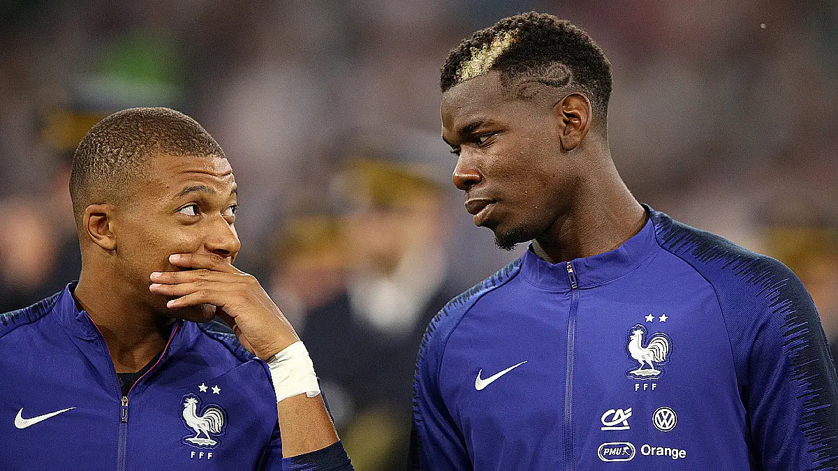 MUNICH, ALLEMAGNE – 6 SEPTEMBRE : Kylian Mbappé (France) s’entretient avec Paul Pogba (France) avant le match de Ligue des Nations de l’UEFA (Groupe A) opposant l’Allemagne à la France à l’Allianz Arena le 6 septembre 2018 à Munich, en Allemagne. (Photo : Adam Pretty/Bongarts/Getty Images)