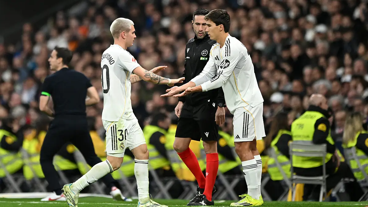 MADRID, ESPAGNE - 1ER FÉVRIER : Franco Mastantuono (Real Madrid) tape dans la main de son coéquipier Gonzalo Garcia après sa sortie du terrain lors du match de LaLiga EA Sports opposant le Real Madrid CF au Rayo Vallecano de Madrid au stade Santiago Bernabéu le 1er février 2026 à Madrid, en Espagne. (Photo : Denis Doyle/Getty Images)