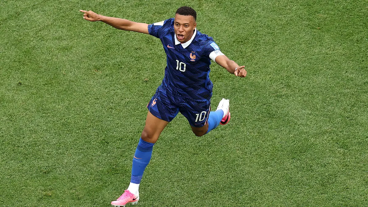 PHILADELPHIE, PENNSYLVANIE – 22 JUIN : Kylian Mbappé (n° 10) célèbre son but, le premier de son équipe, lors du match de poule I de la Coupe du Monde de la FIFA 2026 opposant la France à l’Irak au Philadelphia Stadium le 22 juin 2026 à Philadelphie, en Pennsylvanie. (Photo : Darrian Traynor/Getty Images)
