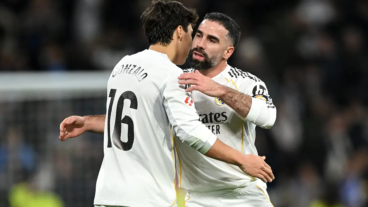 MADRID, ESPAGNE – 14 FÉVRIER : Gonzalo Garcia et Daniel Carvajal, joueurs du Real Madrid, s’enlacent après la victoire de leur équipe face à la Real Sociedad lors du match de LaLiga EA Sports disputé au stade Santiago Bernabéu le 14 février 2026 à Madrid, en Espagne. (Photo : Denis Doyle/Getty Images)