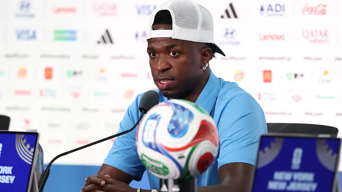 EAST RUTHERFORD, NEW JERSEY – JUNE – Vinicius Junior (Brésil) s'adresse aux médias lors d'une conférence de presse avant le match de la Coupe du Monde de la FIFA 2026, comptant pour le Groupe C, opposant le Brésil au Maroc au New York New Jersey Stadium le 12 juin 2026 à East Rutherford, dans le New Jersey. (Photo : Darrian Traynor/Getty Images)