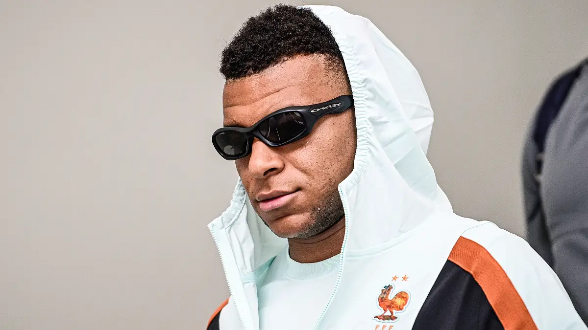 « Kylian Mbappé, en tenue de l’équipe de France, regarde intensément l’objectif avant le Mondial 2026. »(Photo by Jaiden Tripi/Getty Images)