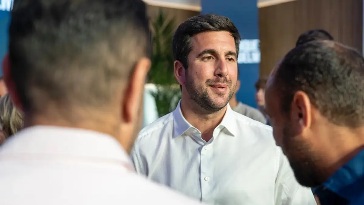 Enrique Riquelme, candidat à la présidence du Real Madrid, s’adresse aux socios lors d’un meeting,