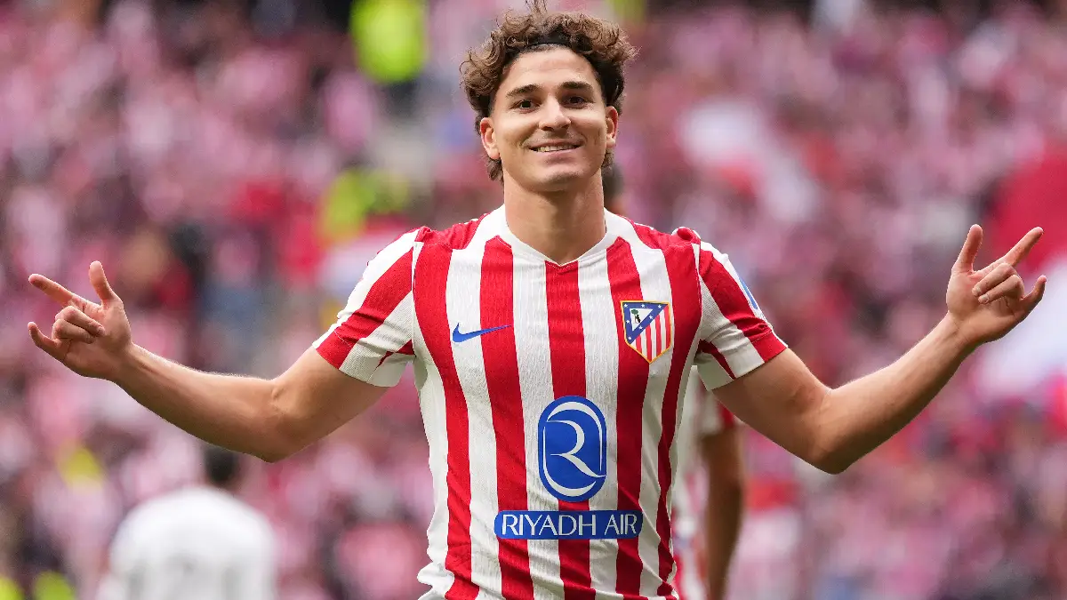 MADRID, SPAIN - SEPTEMBER 27: Julian Alvarez of Atletico de Madrid celebrates scoring his team's third goal during the LaLiga EA Sports match between Atletico de Madrid and Real Madrid CF at Riyadh Air Metropolitano on September 27, 2025 in Madrid, Spain. (Photo by Angel Martinez/Getty Images)