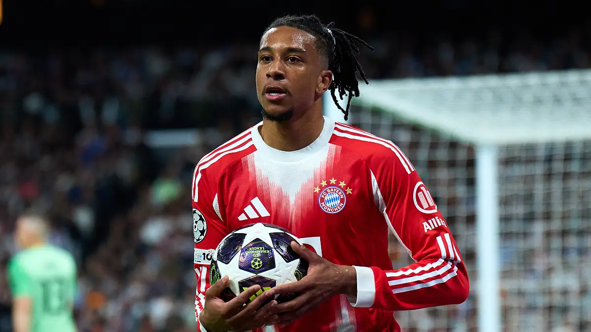 MADRID, ESPAGNE - 7 AVRIL : Michael Olise (FC Bayern Munich) tient le ballon du match lors du quart de finale aller de l'UEFA Champions League 2025/26 opposant le Real Madrid CF au FC Bayern Munich au stade Santiago Bernabéu le 7 avril 2026 à Madrid, en Espagne. (Photo : Angel Martinez/Getty Images)